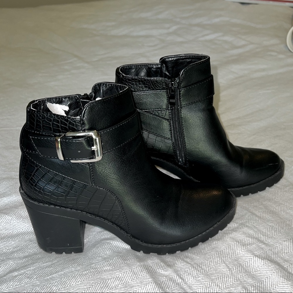 Black heeled boots